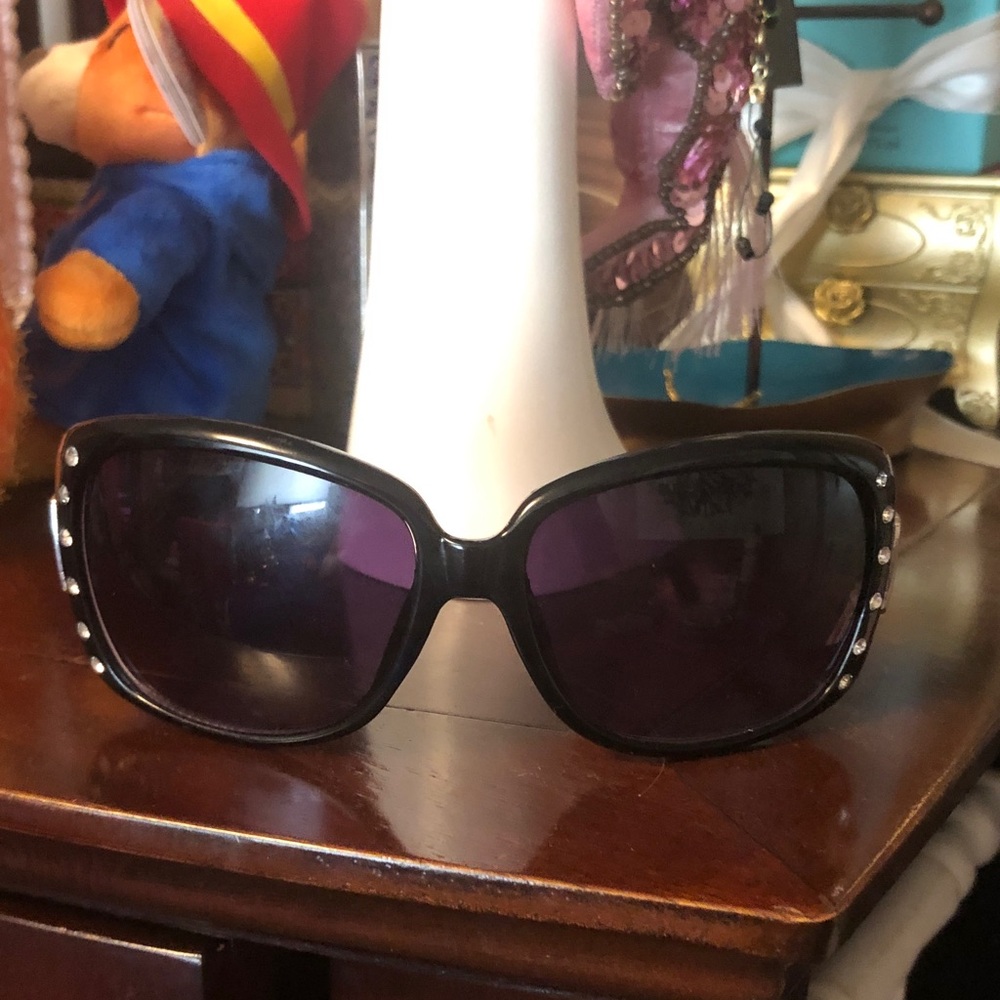 Elegant Black Sunglasses with Crystal Accents